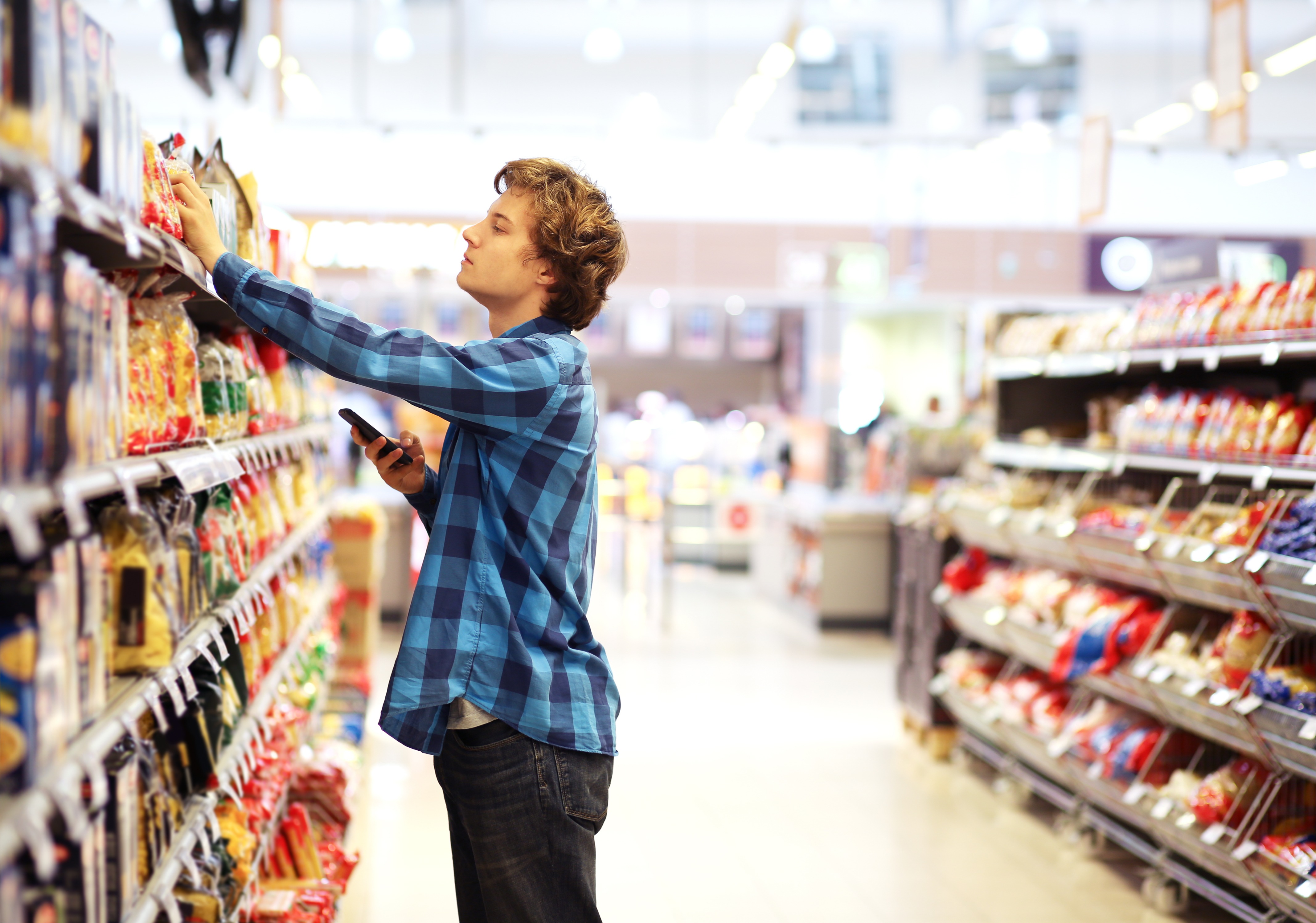 Использование продукции. Подростки в супермаркете. Подросток в продуктовом магазине. Супермаркет. Девушка-подросток в супермаркете.